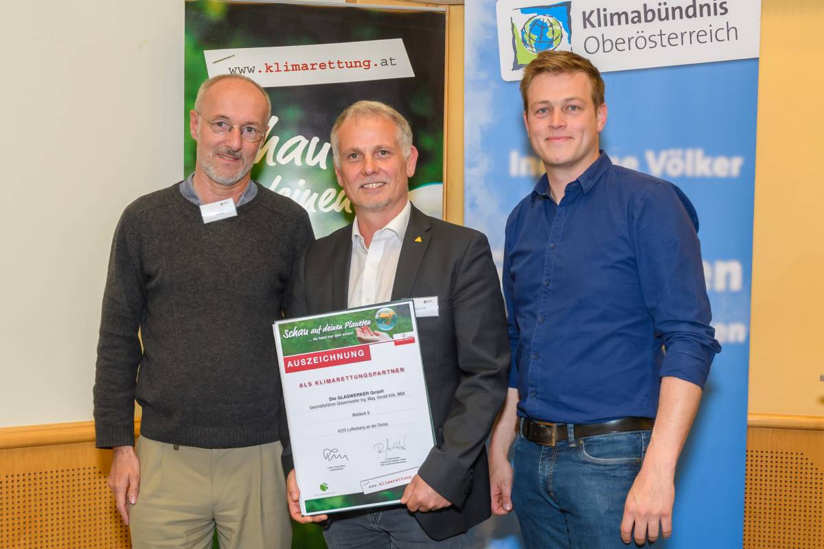 von links: DI Andreas Drack (Klimaschutzbeauftragter Land OÖ), Gerald Völk - Geschäftsführer von „Die Glaswerker GmbH“ , Landtagsabgeordneter Stefan Kaineder